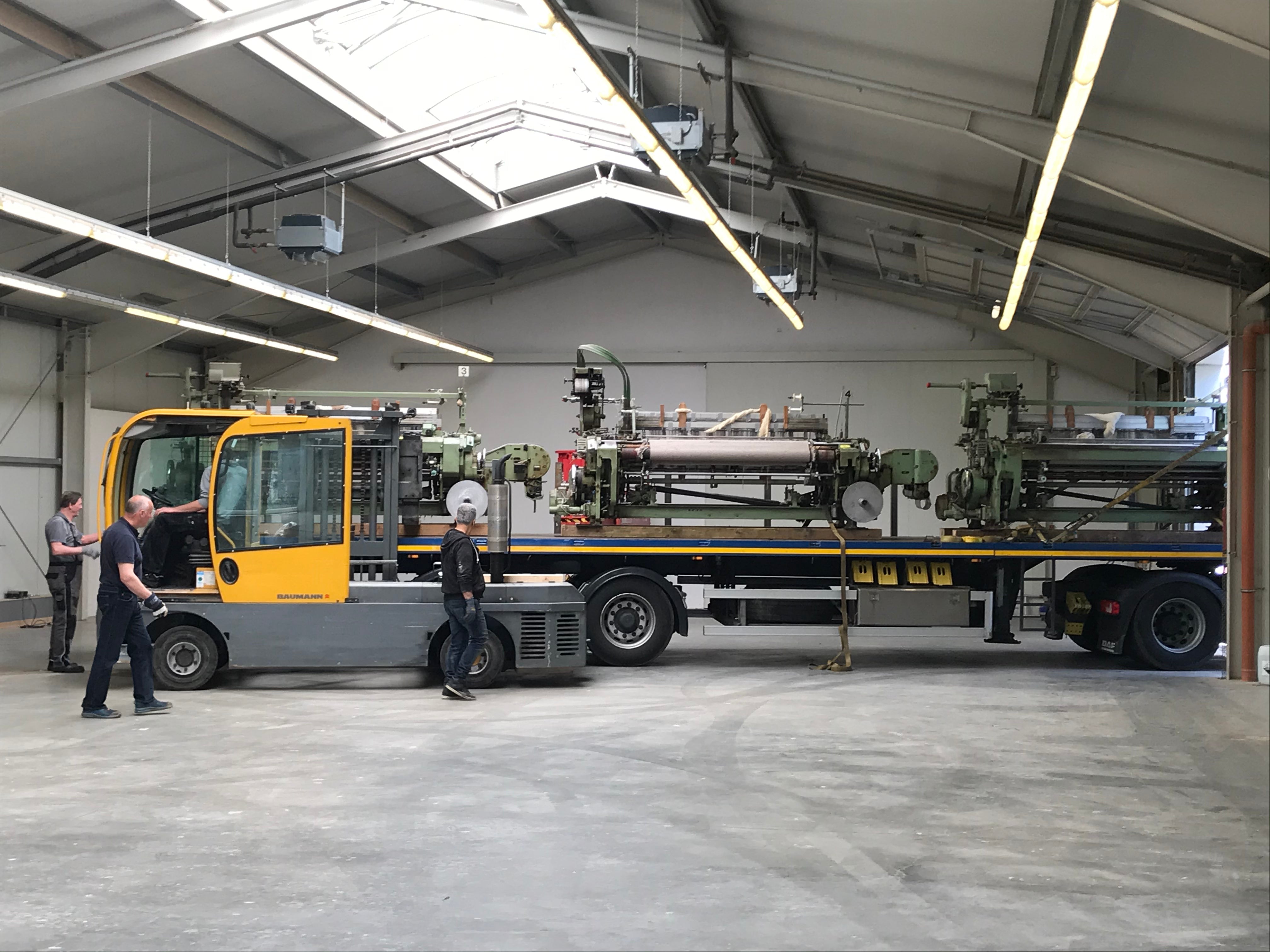 Tieflader mit alten Webmaschinen am neuen Standort in Zetel - Coastland
