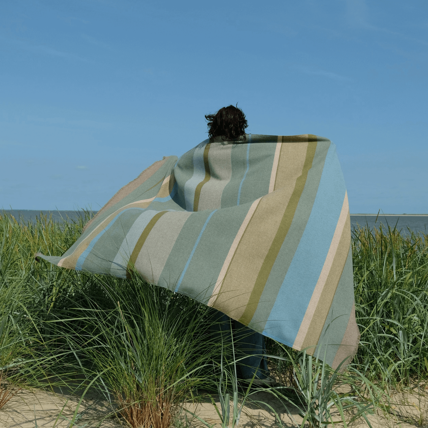 Antonia mit Decke im Wind- Coastland