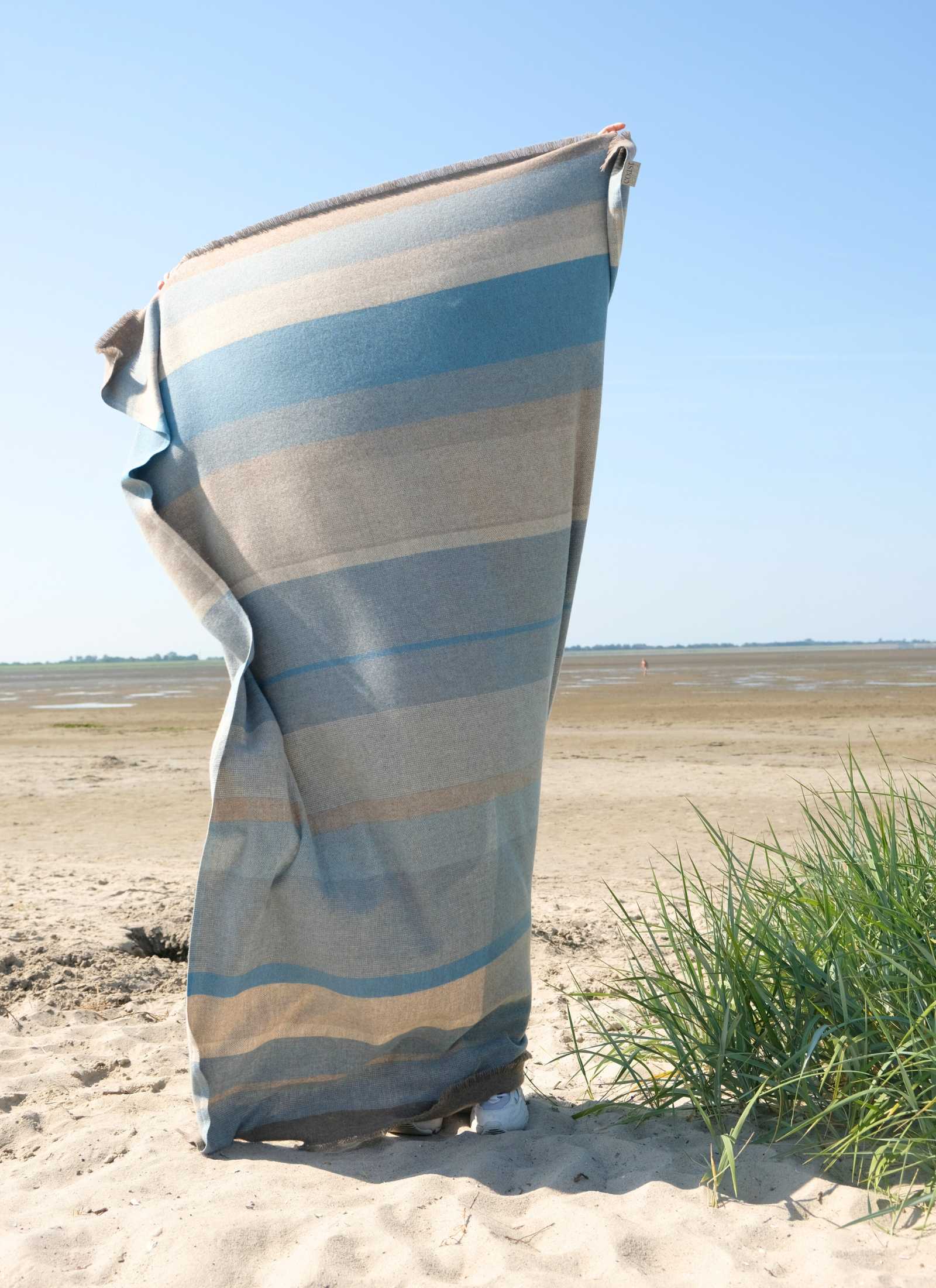 Wolldecke FreeFlowMind Lichtblau am Strand