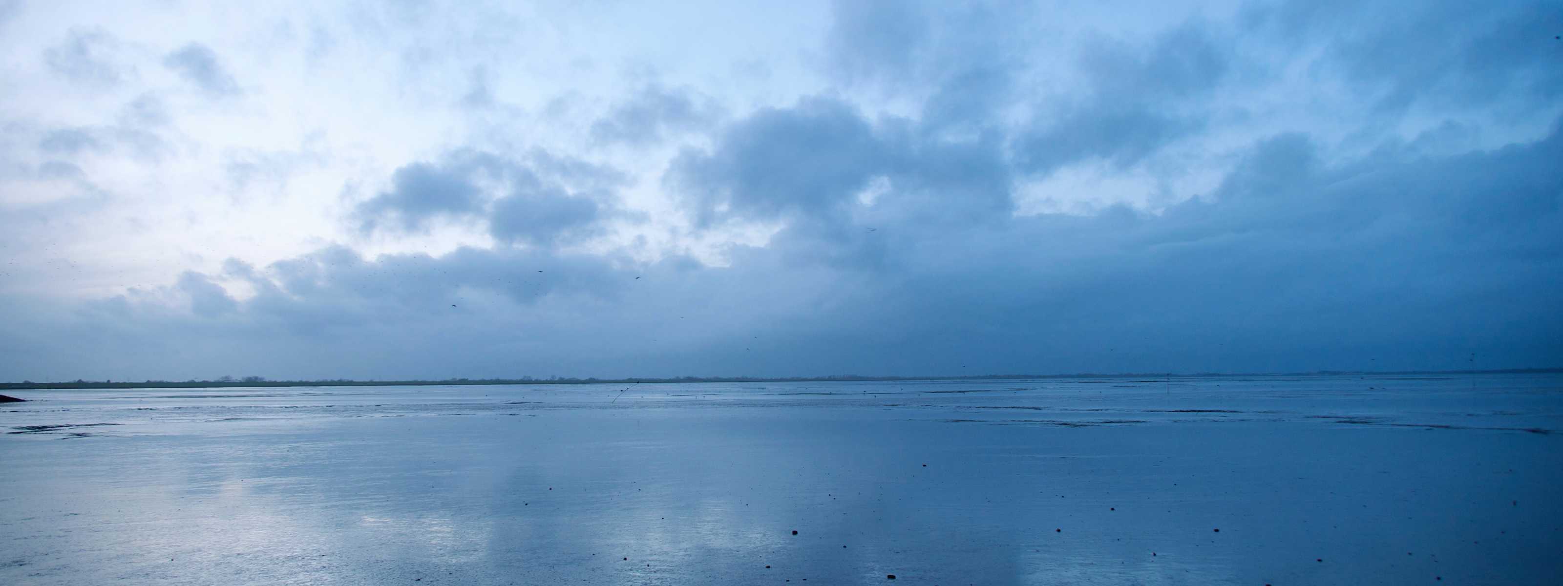 Blaue Abendstimmung am Meer
