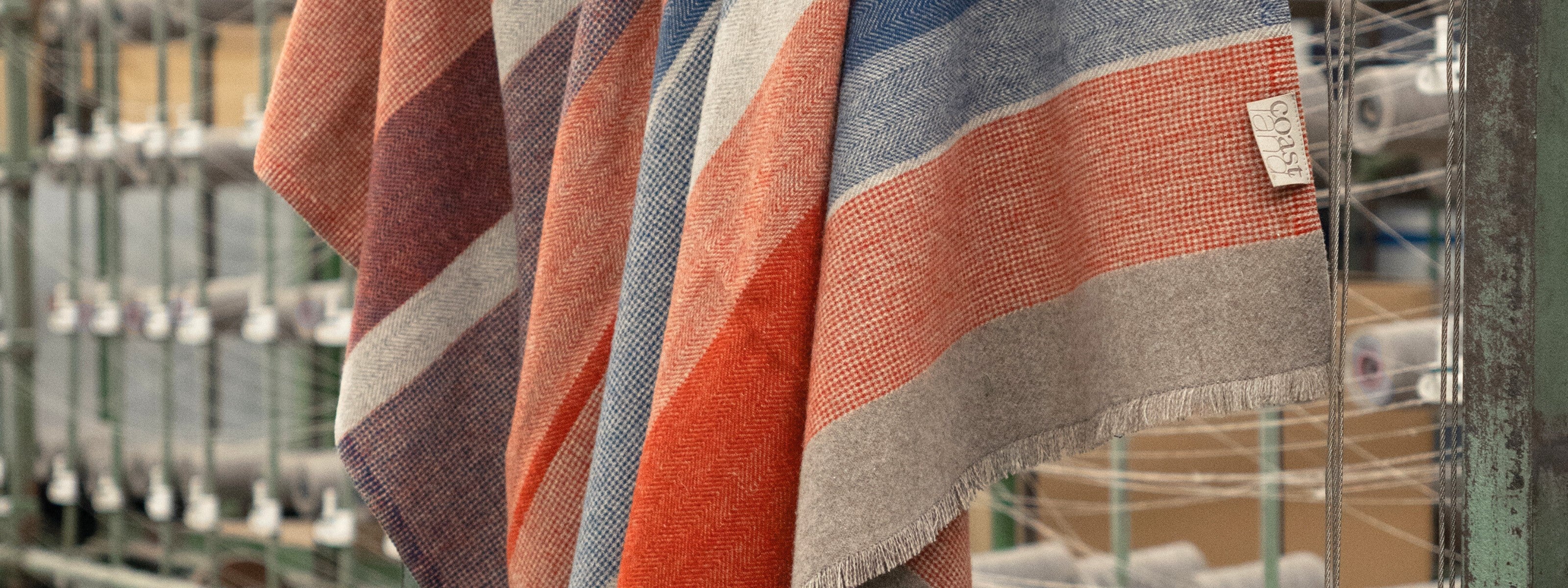 Wolldecke FreeFlowMind Sandrot in der Manufaktur